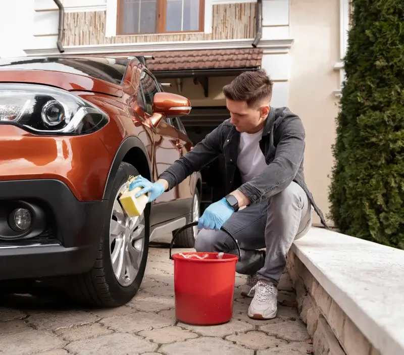 Lavage auto à domicile La Trinité-Surzur : professionnel intervenant sur un véhicule